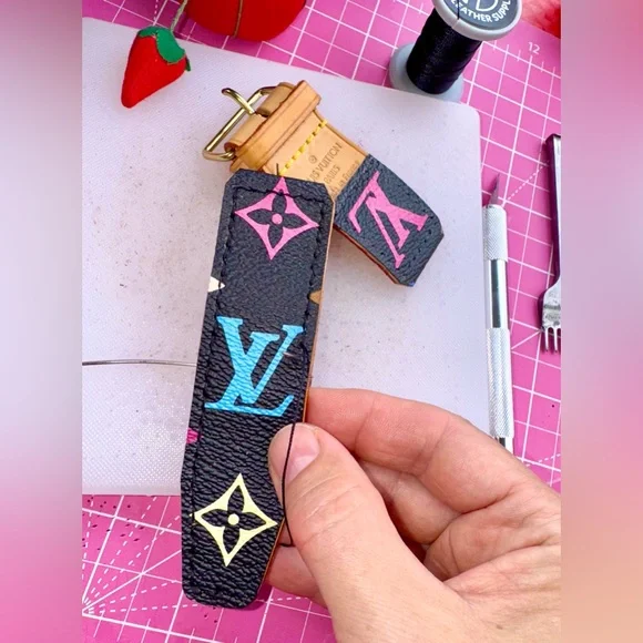 💝 Louis Vuitton Murakami Pink and Blue Apple Watch band handmade - Picture 14 of 16